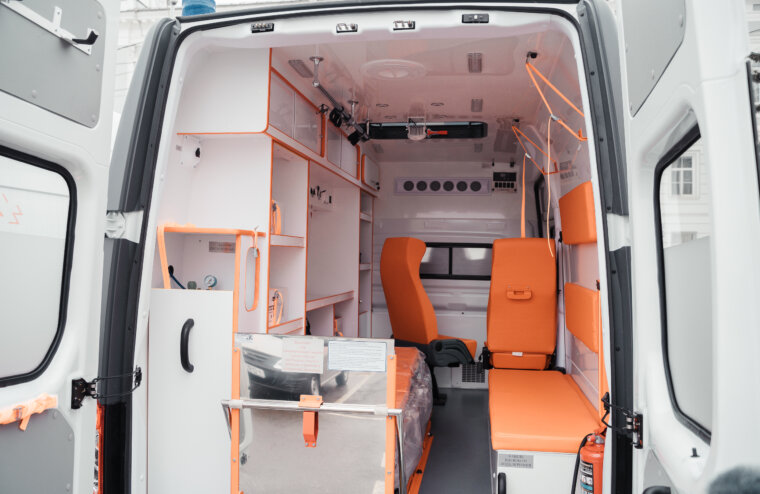 Новые машины скорой помощи вручили медучреждениям Тверской области