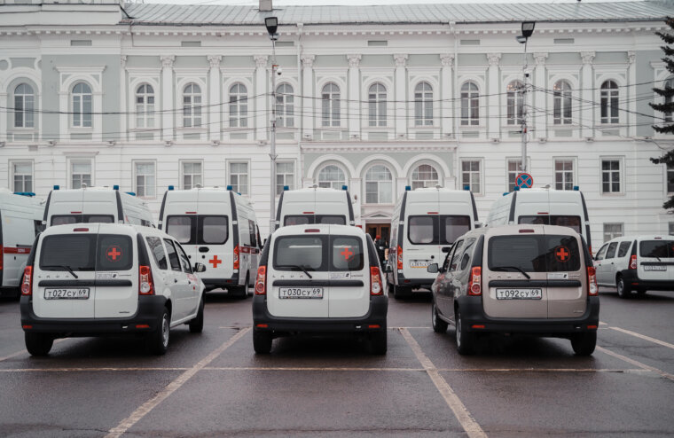 Новые машины скорой помощи вручили медучреждениям Тверской области