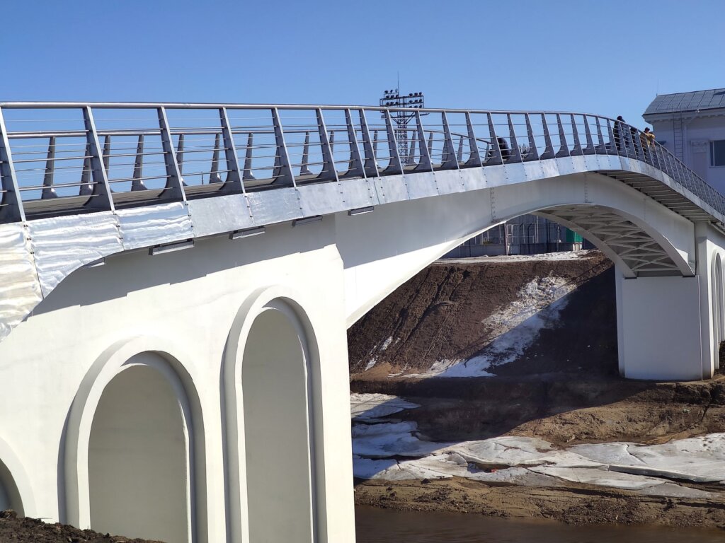 В Твери мост через Тьмаку почистили от ржавчины В Твери мост через Тьмаку почистили от ржавчины