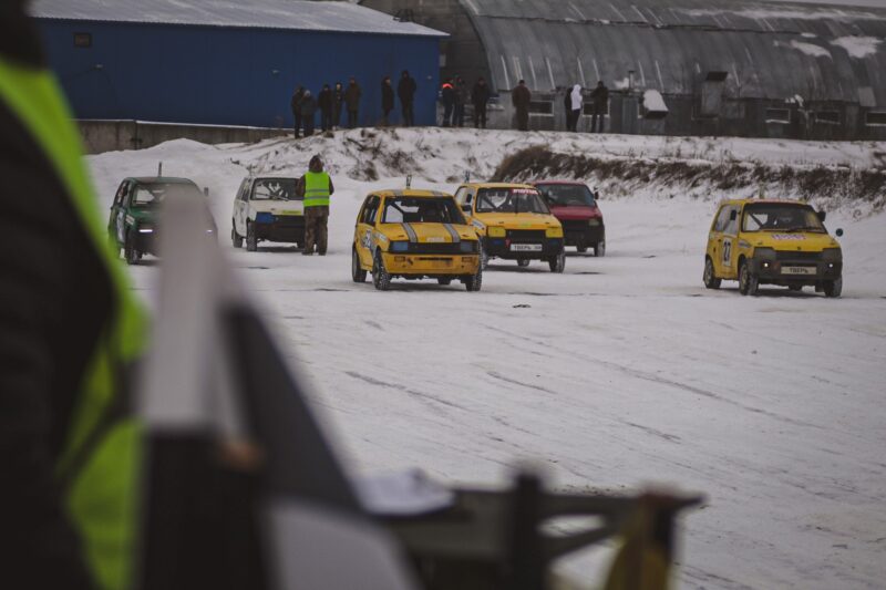 В тверской деревне укатали поздний снег гонщики автокросса