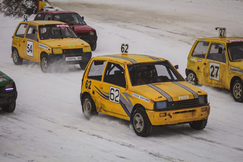 В тверской деревне укатали поздний снег гонщики автокросса