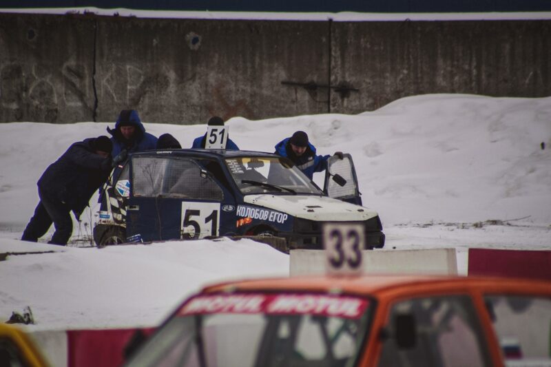 В тверской деревне укатали поздний снег гонщики автокросса