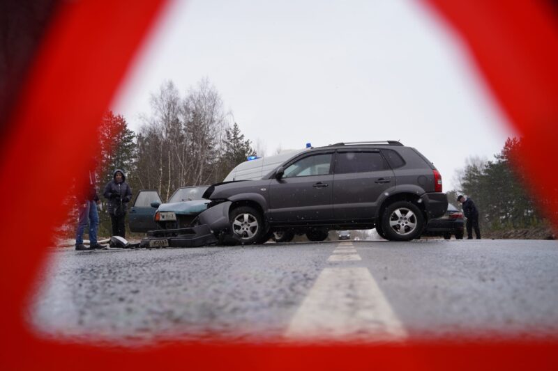 Под Тверью иномарка не пропустила отечественный автомобиль