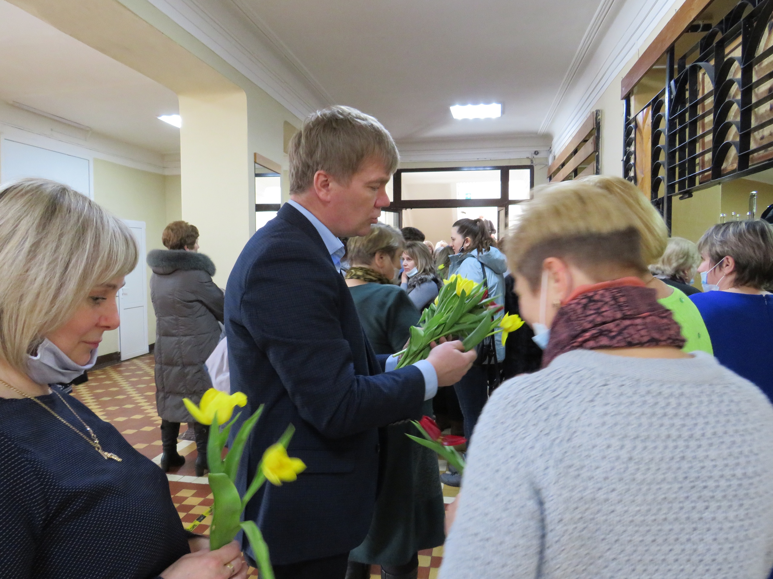 Руководители Ржевского района поздравили женщин с 8 Марта