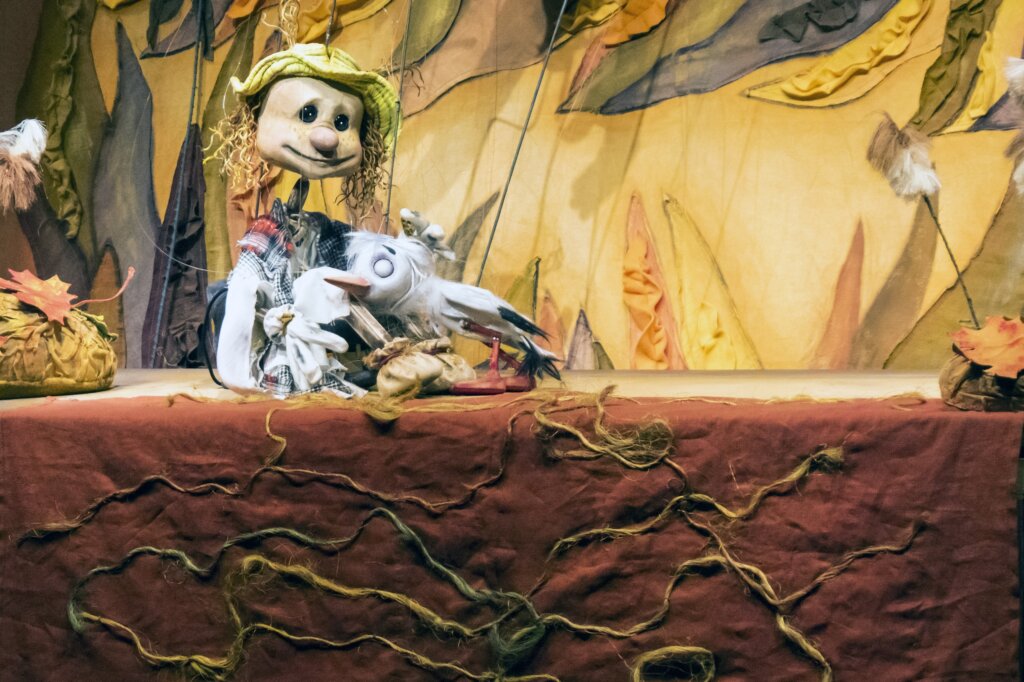 Театр кукол приглашает маленьких гостей на спектакль "Аистенок и Пугало"