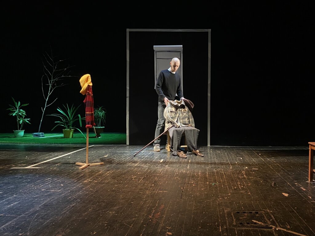 Две шапочки и трость: в ТЮЗе Иван Пачин представил моноспектакль Две шапочки и трость: в ТЮЗе Иван Пачин представил моноспектакль