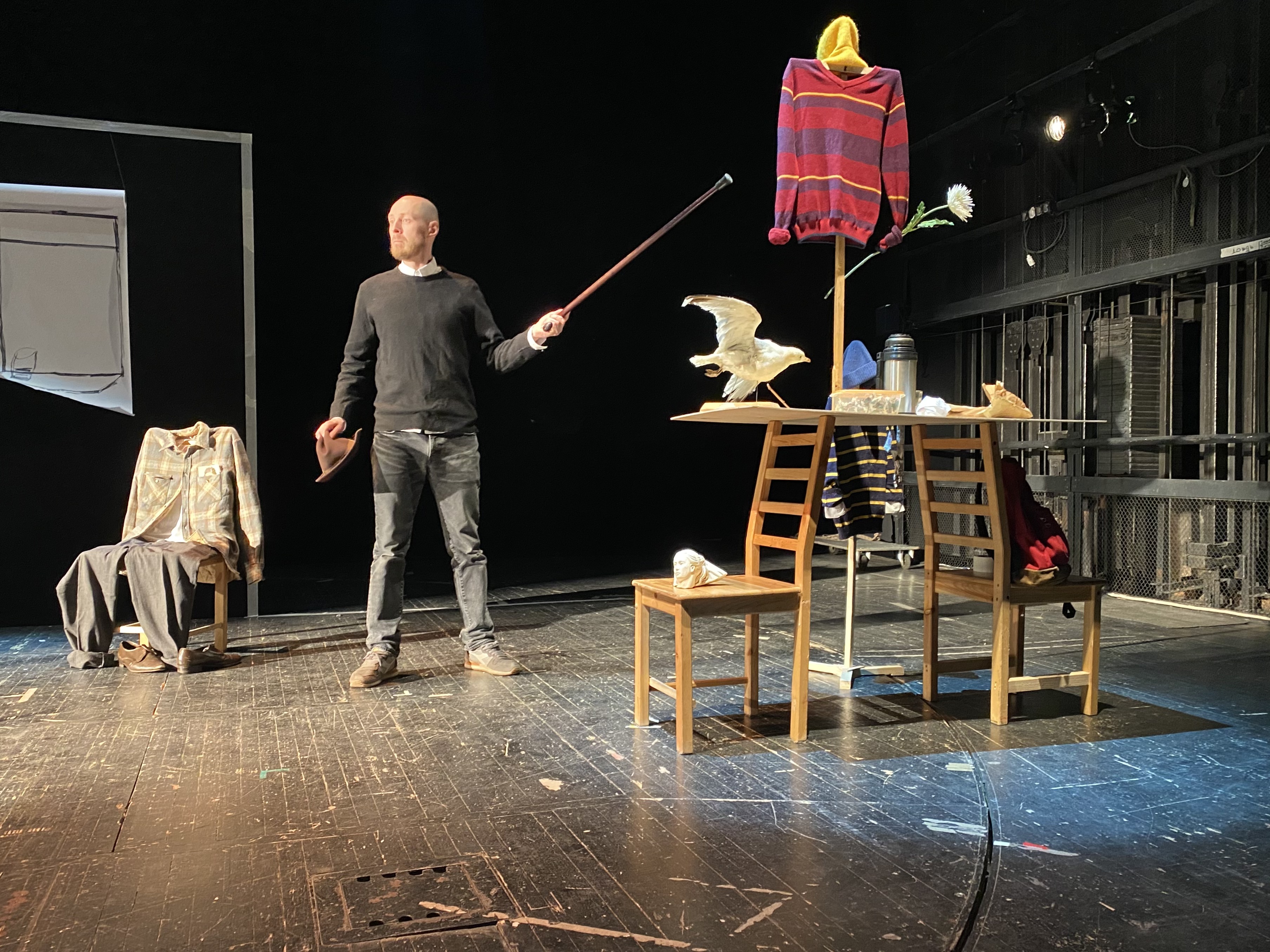 Две шапочки и трость: в ТЮЗе Иван Пачин представил моноспектакль