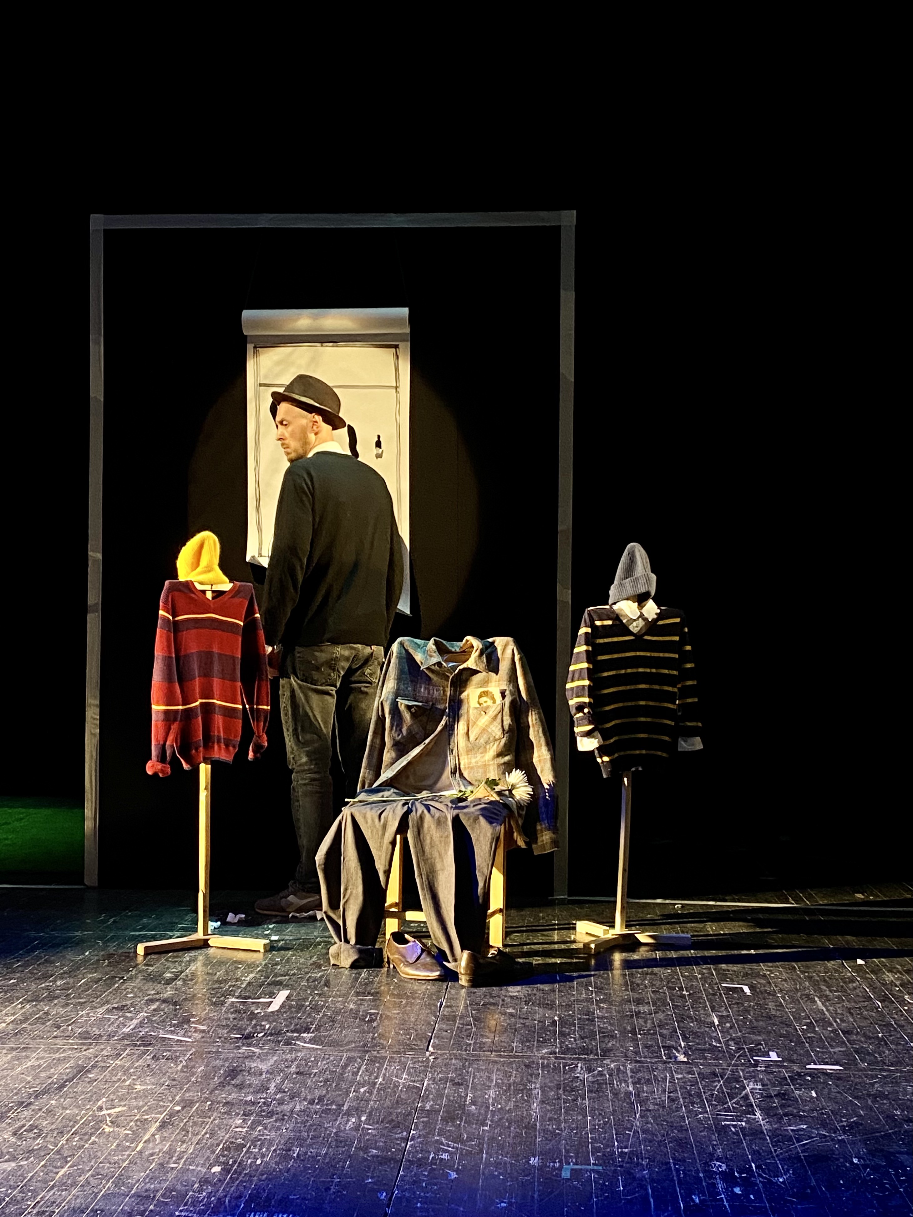 Две шапочки и трость: в ТЮЗе Иван Пачин представил моноспектакль