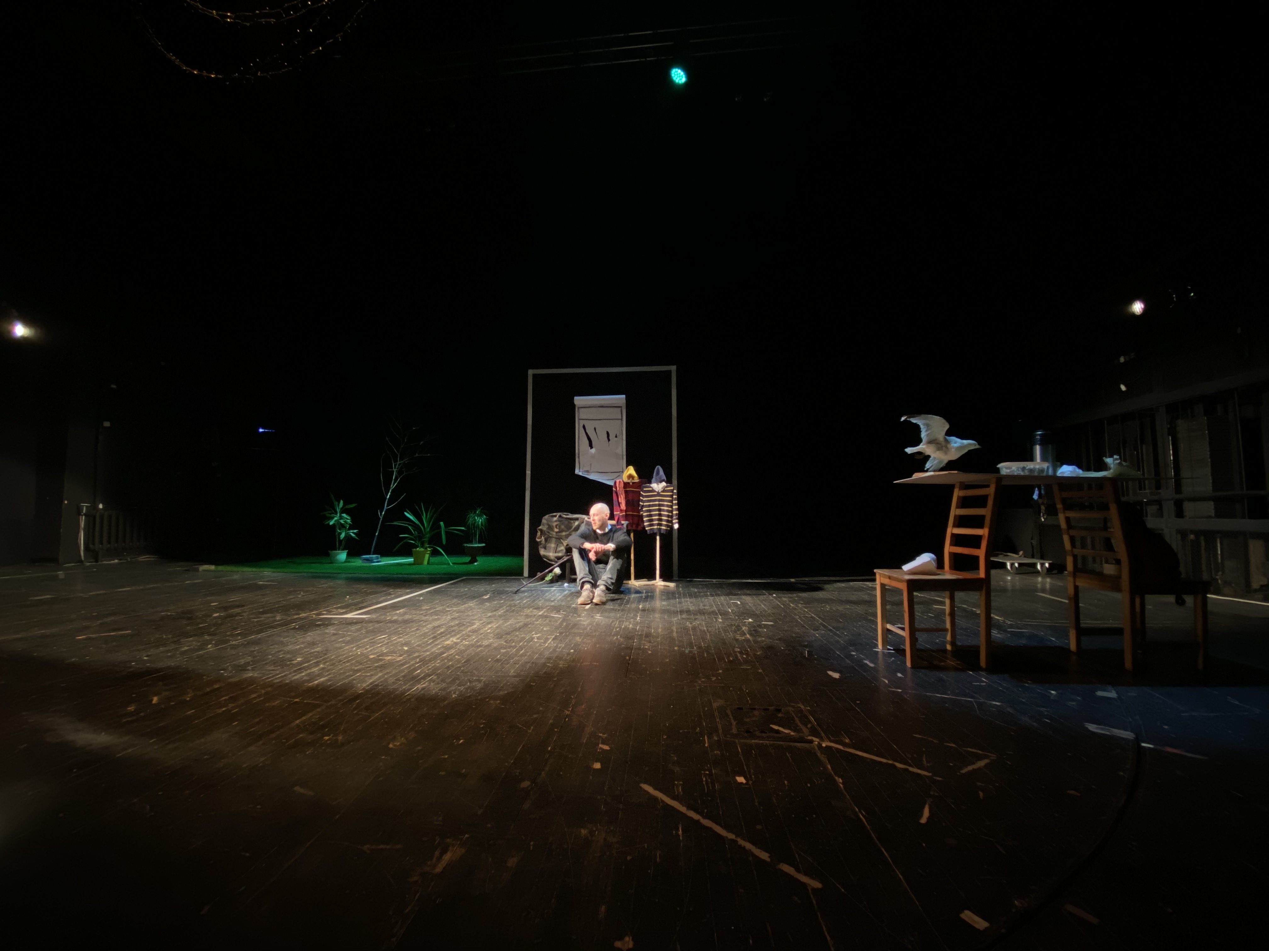 Две шапочки и трость: в ТЮЗе Иван Пачин представил моноспектакль