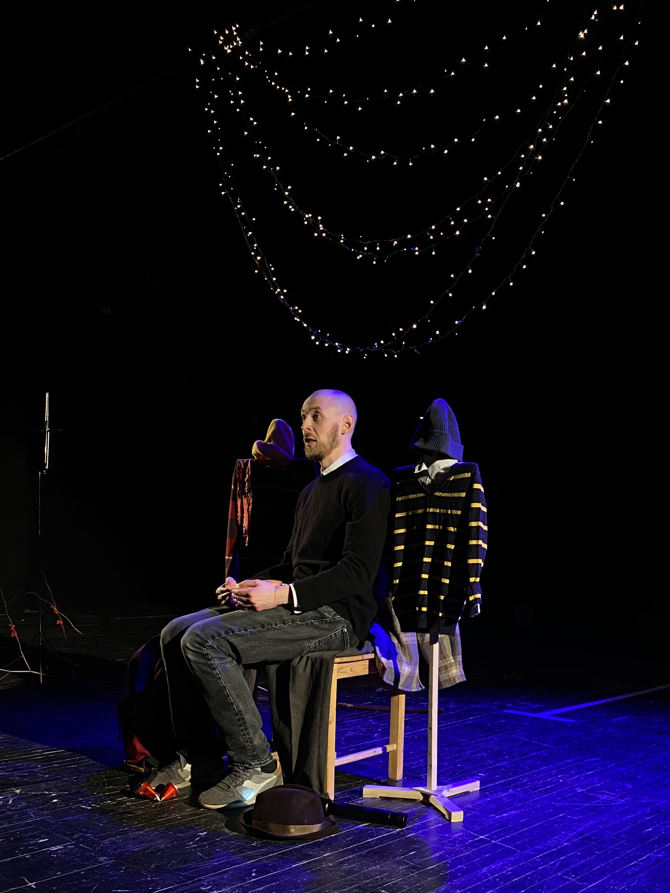 Две шапочки и трость: в ТЮЗе Иван Пачин представил моноспектакль