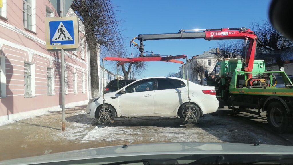 В Твери эвакуируют нарушителей парковочного закона В Твери эвакуируют нарушителей парковочного закона