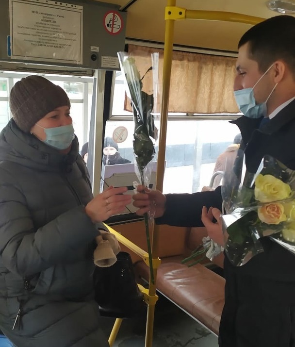 Представители партии "Единая Россия" поздравили женщин с 8 марта