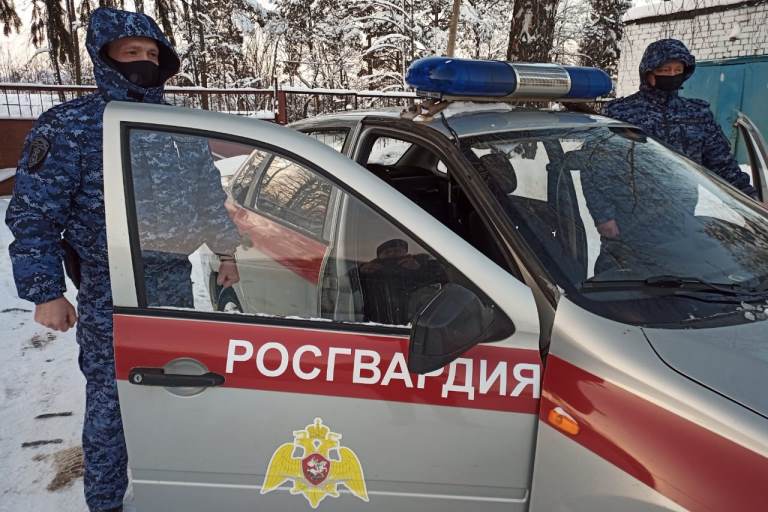 Подозрительный тип: в Твери росгварцейцы задержали мужчину с наркотиками в кармане Подозрительный тип: в Твери росгварцейцы задержали мужчину с наркотиками в кармане