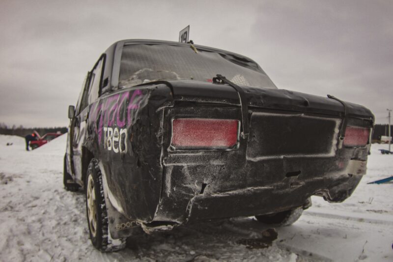 В тверской деревне укатали поздний снег гонщики автокросса