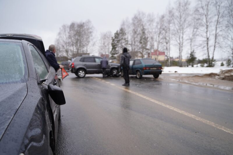 Под Тверью иномарка не пропустила отечественный автомобиль