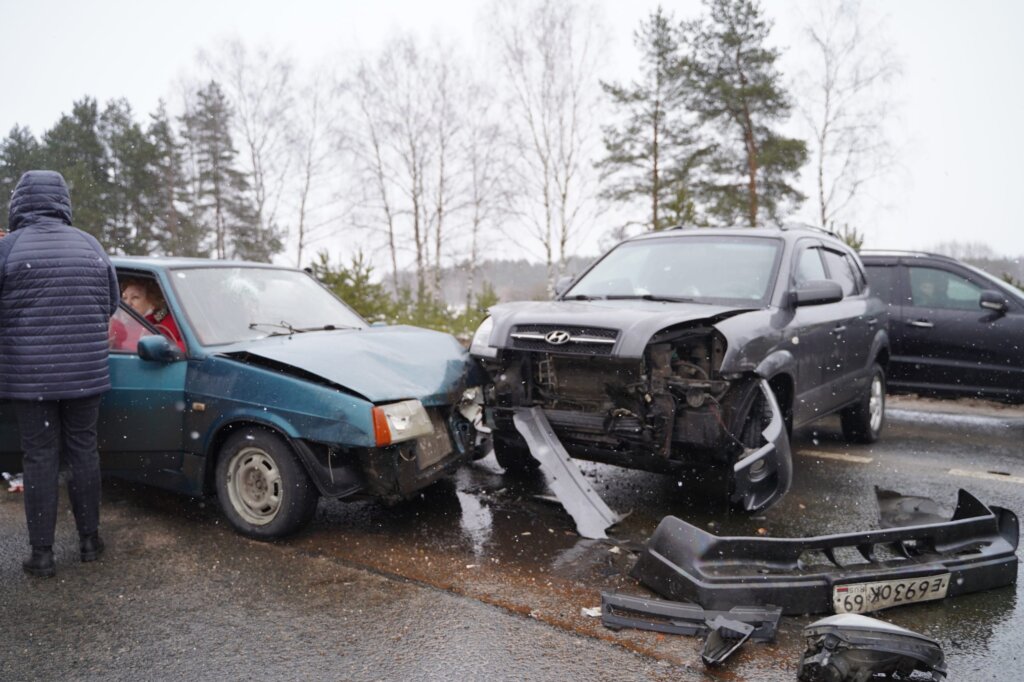 Под Тверью иномарка не пропустила отечественный автомобиль Под Тверью иномарка не пропустила отечественный автомобиль