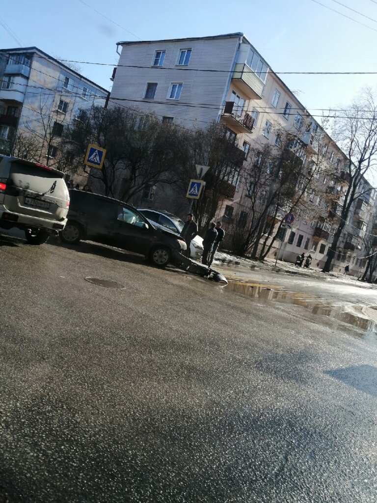 В Твери легковушка столкнулась с внедорожником