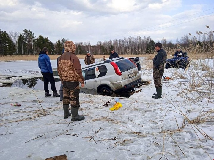Ушел под лед: Внедорожник провалился на озере Селигер Ушел под лед: Внедорожник провалился на озере Селигер