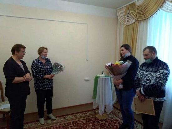 В Андреаполе поздравили родителей первого новорождённого в 2021 году В Андреаполе поздравили родителей первого новорождённого в 2021 году
