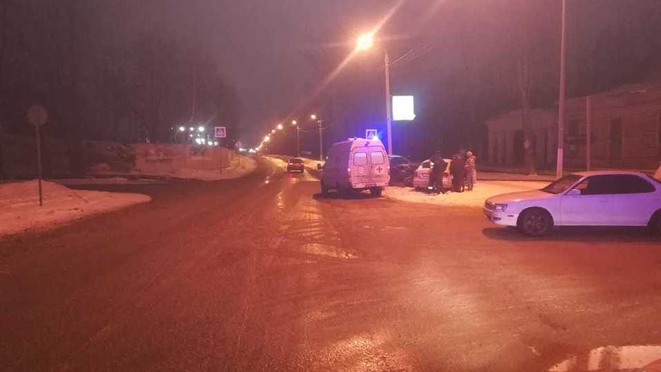 Недоглядела: В Твери в аварии девушка получила травму головы Недоглядела: В Твери в аварии девушка получила травму головы