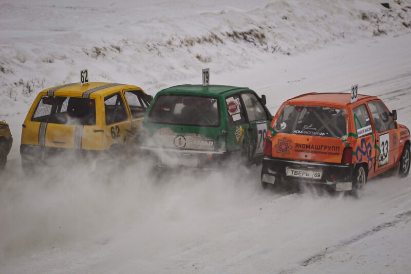 В тверской деревне укатали поздний снег гонщики автокросса
