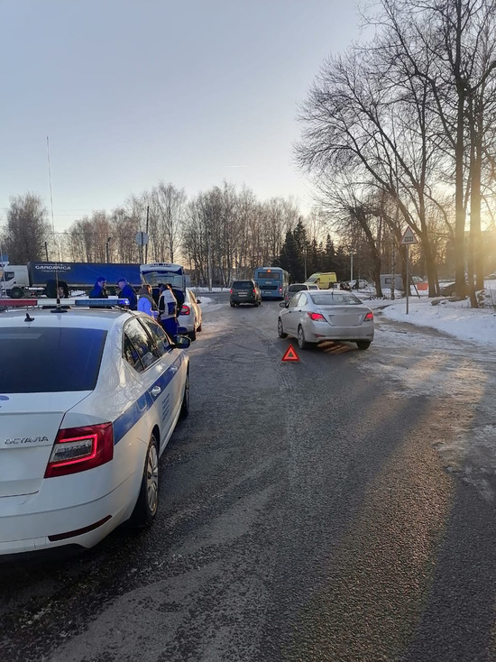 В неположенном месте: в Твери автомобиль сбил пешехода В неположенном месте: в Твери автомобиль сбил пешехода