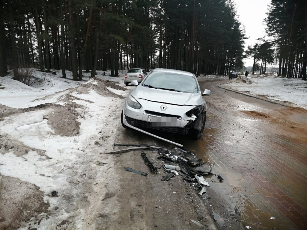 У Тверского жилого комплекса "Волга Лайф" машины столкнулись лоб в лоб