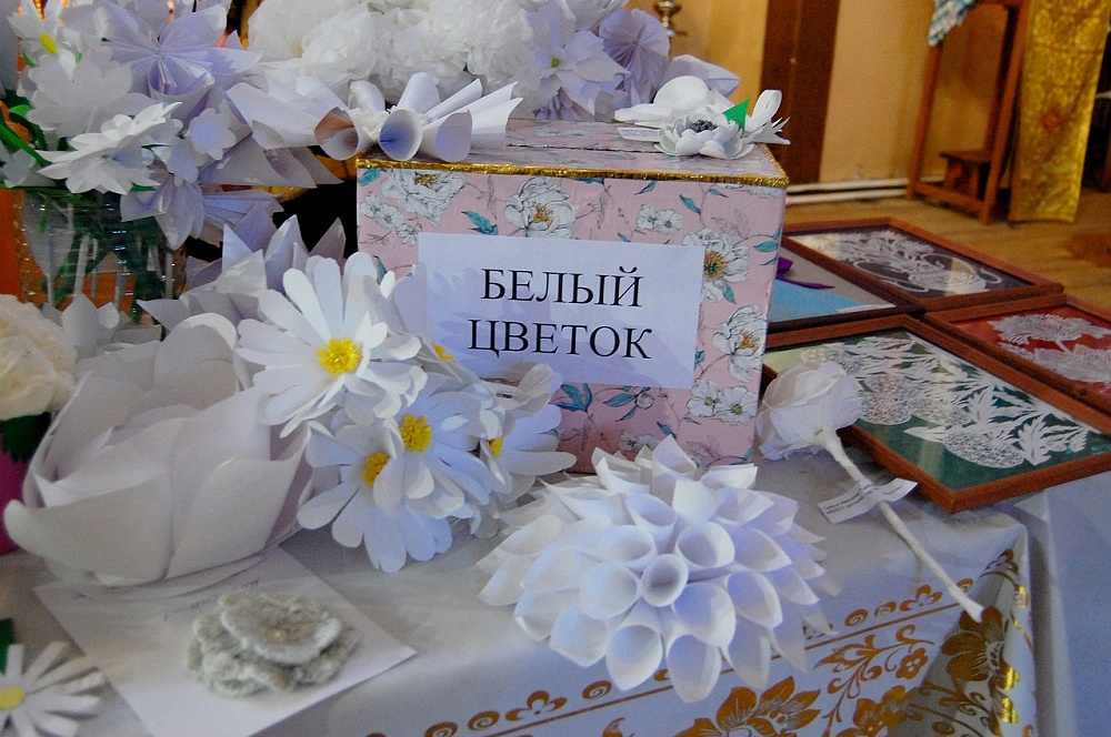 В Осташкове поздравили прекрасный пол с 8 Марта цветами
