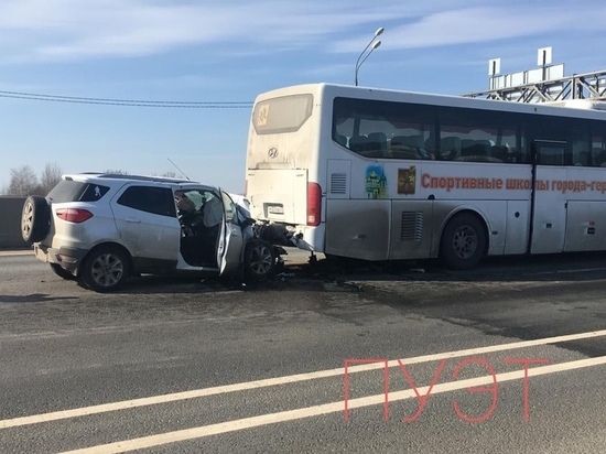 Под Тверью легковушка въехала в автобус с юными тульскими спортсменами Под Тверью легковушка въехала в автобус с юными тульскими спортсменами