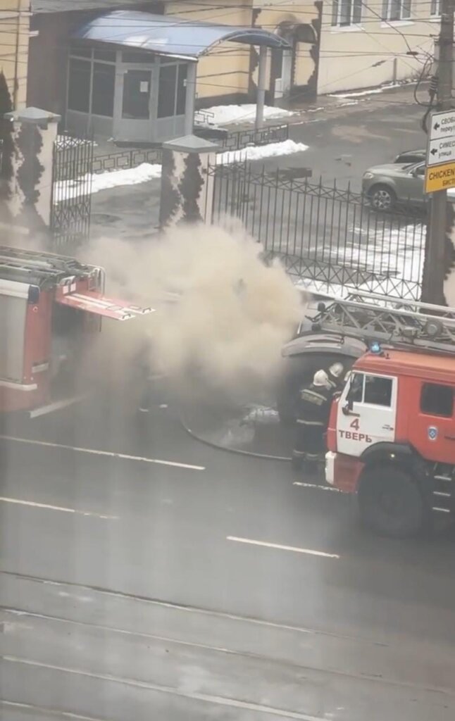 В центре Твери загорелась машина