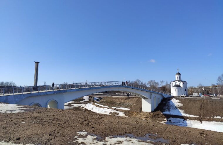 В Твери мост через Тьмаку почистили от ржавчины