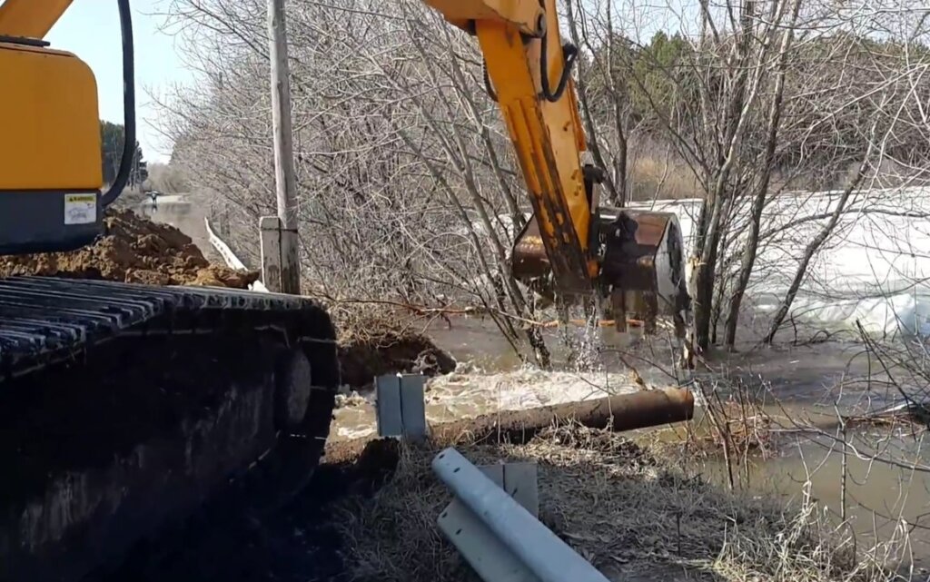 На региональных дорогах Тверской области проводятся противопаводковые мероприятия На региональных дорогах Тверской области проводятся противопаводковые мероприятия