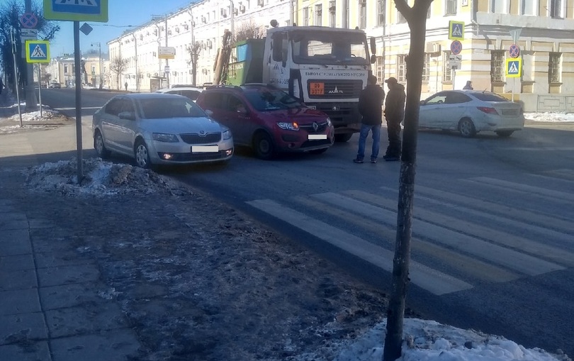 В Твери на улице Советской мусоровоз врезался в Рено В Твери на улице Советской мусоровоз врезался в Рено