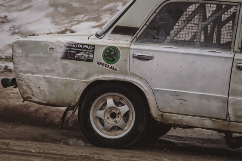 В тверской деревне укатали поздний снег гонщики автокросса