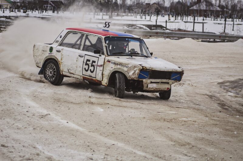 В тверской деревне укатали поздний снег гонщики автокросса