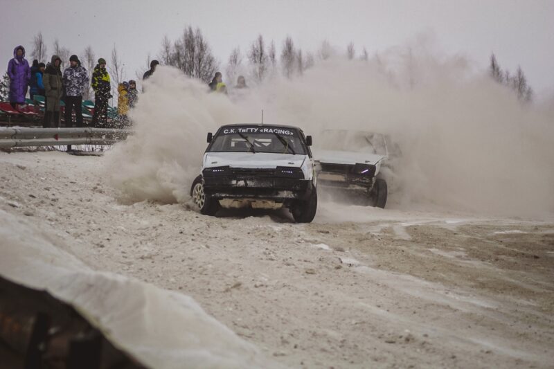 В тверской деревне укатали поздний снег гонщики автокросса