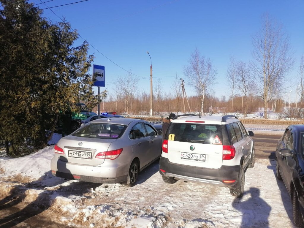 В Твери эвакуируют автомобили с автобусных остановок