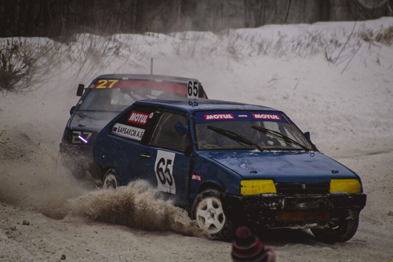 В тверской деревне укатали поздний снег гонщики автокросса