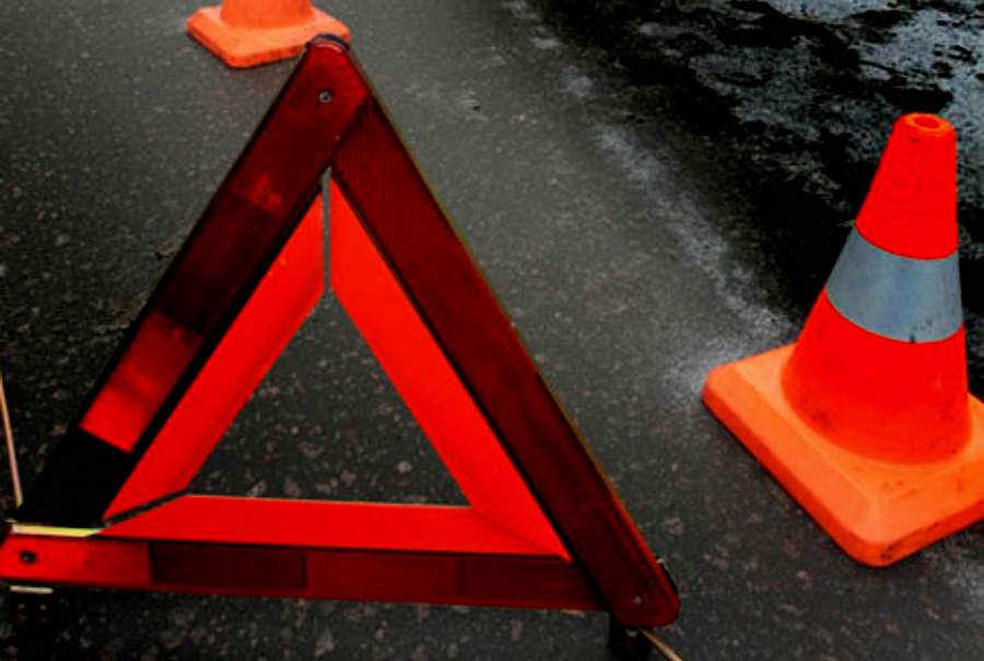 В Тверской области иномарка въехала в отечественный автомобиль, отправив его навстречу дереву В Тверской области иномарка въехала в отечественный автомобиль, отправив его навстречу дереву