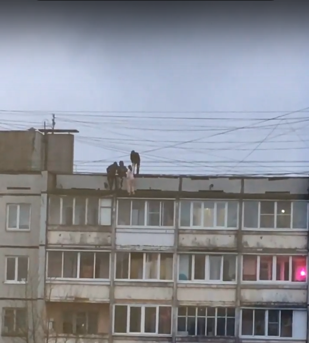 В Твери дети ползали на краше 9-этажного дома В Твери дети ползали на краше 9-этажного дома
