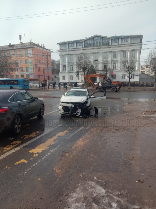 Авария на перекрестке в Твери Авария на перекрестке в Твери