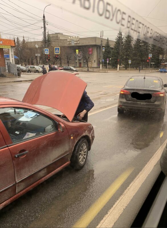 В плотном трафике в Твери произошла авария В плотном трафике в Твери произошла авария