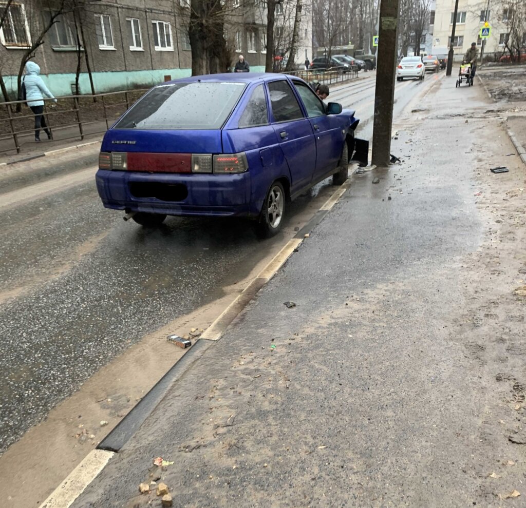 Водитель въехал в столб возле общежития