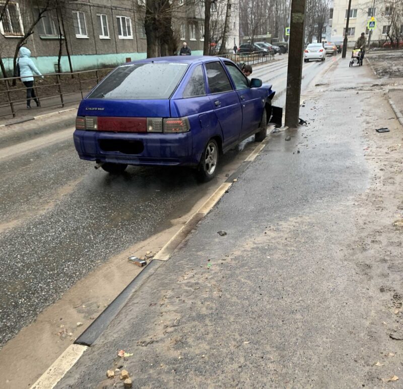 Водитель въехал в столб возле общежития Водитель въехал в столб возле общежития