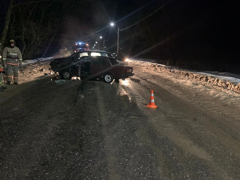 В Кимрах не поделили дорогу два автомобиля В Кимрах не поделили дорогу два автомобиля