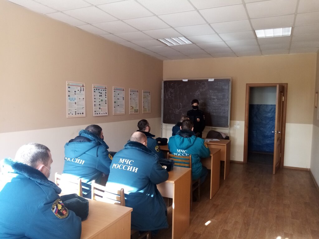 Автоинспекторы Нелидово провели занятие по безопасности на дороге для МЧС