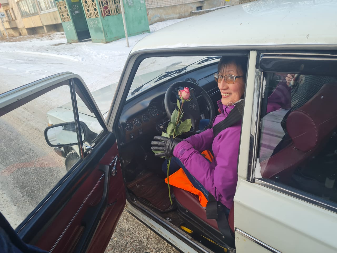 В Бологое сотрудники ГИБДД поздравили женщин с 8 марта