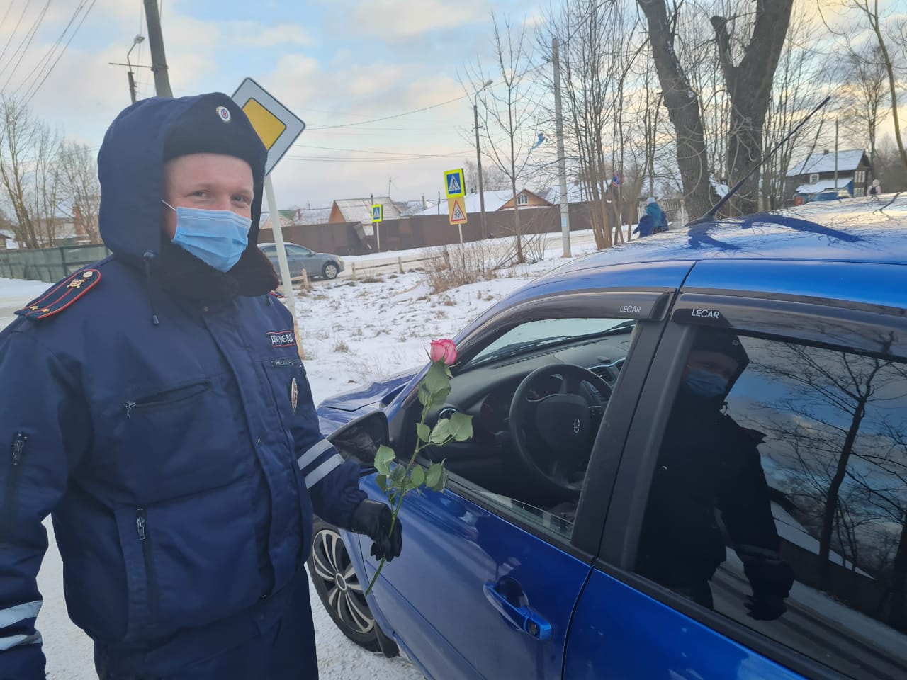 В Бологое сотрудники ГИБДД поздравили женщин с 8 марта