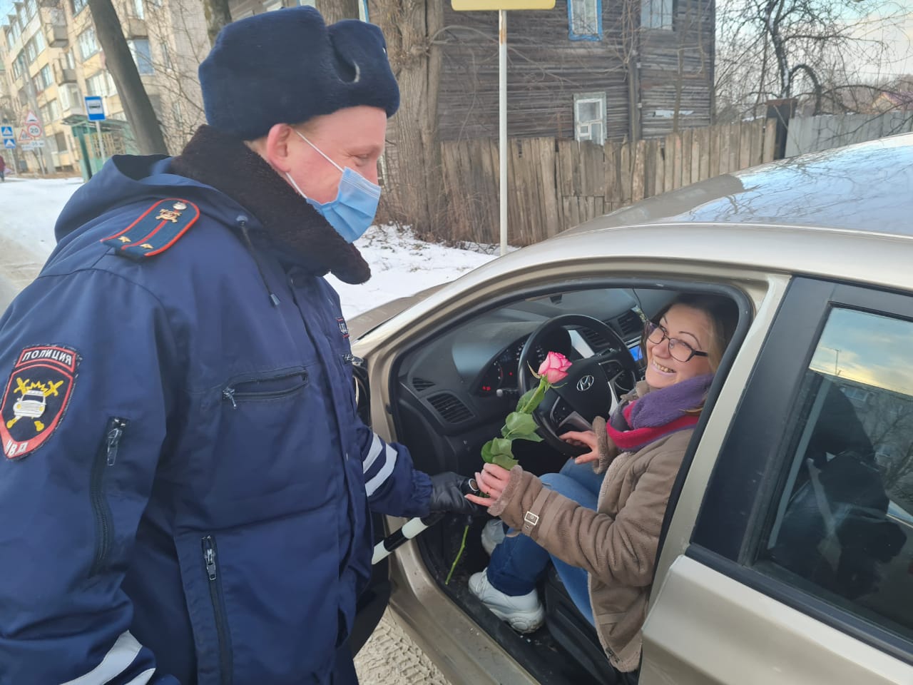 В Бологое сотрудники ГИБДД поздравили женщин с 8 марта