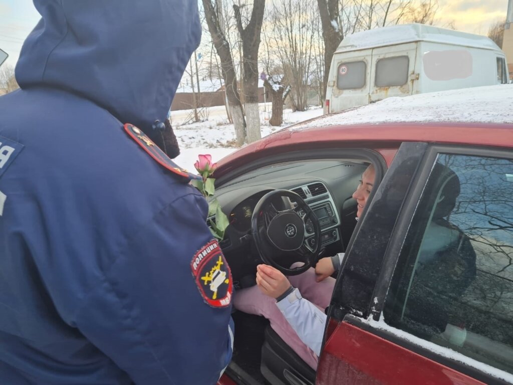 В Бологое сотрудники ГИБДД поздравили женщин с 8 марта